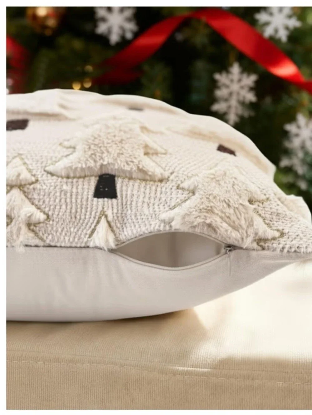 Holiday Tree Embroidered Decorative Throw Pillow Set. Cream with Gold Trim. NWT.